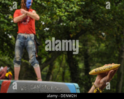 Balcombe, West Sussex, UK. 22 août, 2013. Balcombe banana et environnementaliste protestataire sur toit de van à 'Tapis dehors Balcombe 3'.. La fracturation anti écologistes protestent contre les forages d'essai par Cuadrilla sur le site de West Sussex qui pourraient mener à la processus de fracturation controversée. Crédit : David Burr/Alamy Live News Banque D'Images