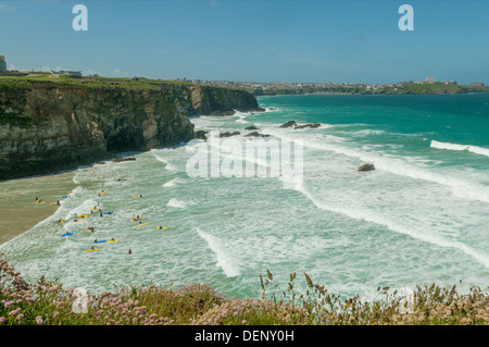 Surfeurs de plage sur la baie de Newquay, Newquay, Cornwall, Angleterre Banque D'Images