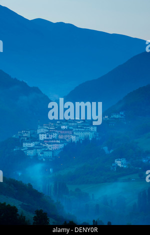 Avant l'aube, brume sur la ville médiévale de Preci dans le parc national des Monts Sibyllins, Ombrie Italie Banque D'Images