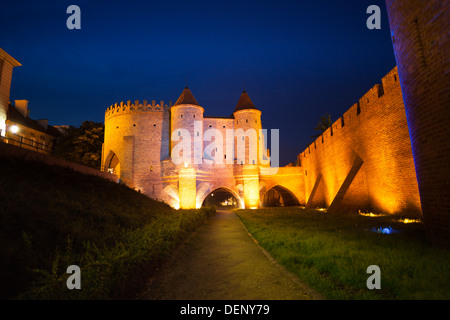 Les murs de fortification de Barbican à Varsovie, capitale de la Pologne à la tombée de la nuit Banque D'Images