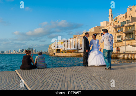 Un jeune couple le jour de leur mariage d'être photographiés à l'ancien port de Jaffa en Israël Banque D'Images