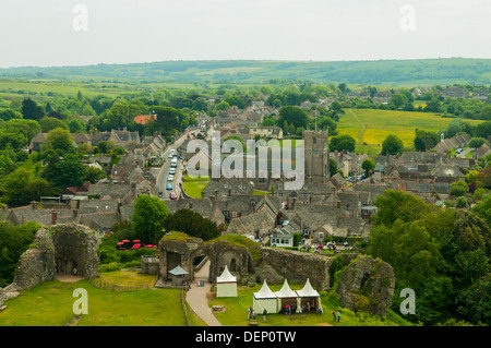 Château de Corfe Village, Dorset, Angleterre Banque D'Images