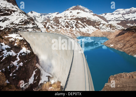 Panorama du lac d'Emosson et barrage hydroélectrique près du village de Chatelard, Swiss sur la frontière avec la France Banque D'Images