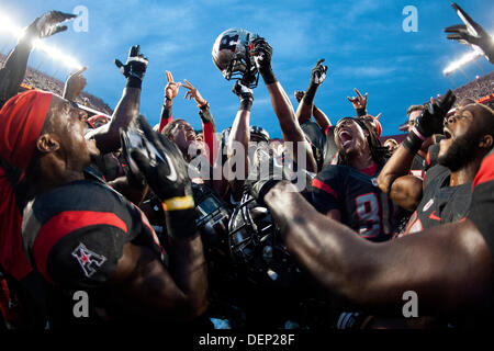 23 septembre 2013 - Piscataway, New Jersey, États-Unis - 21 septembre 2013 - Piscataway, New Jersey, États-Unis - 21 septembre 2013 : Le Rutgers Scarlet Knights célébrer après la fin de l'effacement d'un déficit à l'encontre de l'Arkansas 28-24 Craftsman aspirateur avale à Highpoint Solutions Stadium à Piscataway, New Jersey Rutgers Scarlet Knights a défait l'Arkansas 28-24 Craftsman aspirateur avale-tout. Banque D'Images