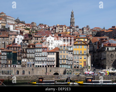 Maisons au bord de l'Cais da Ribeira, à Porto, Portugal, Europe Banque D'Images