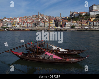 Bateaux Rabelo traditionnellement utilisé pour le transport du vin sur le fleuve Douro, Porto, Portugal, Europe Banque D'Images