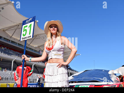 Austin, TX, USA. 22 août, 2013. 22 septembre 2013 .Gianmaria Bruni (ITA)  Giancarlo Fisichella (ITA)  d'AF Corse LMGTE Pro Ferrari F458 Italia paddock girl à la grille de départ avant le début de six heures du Circuit des Amériques, World Endurance Championship à Austin, TX. Credit : csm/Alamy Live News Banque D'Images