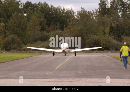 Petit avion sur la piste de la préparation pour le décollage à Kawartha Lakes Airport de Lindsay (Ontario) Banque D'Images