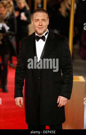 Série le comédien et acteur, Russell Crowe arrive pour la première mondiale de Les Miserables à l'odéon Leice Banque D'Images