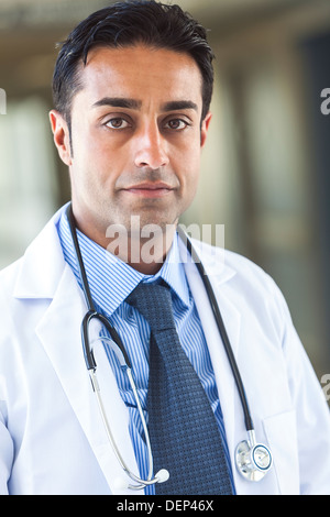 Un médecin indien asiatique hommes vêtus de blanc manteau, chemise et cravate avec stéthoscope, illustré à l'hôpital Banque D'Images