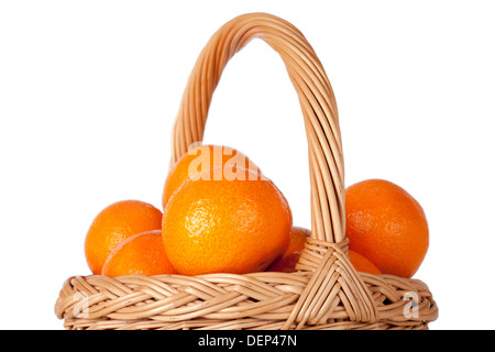 Panier d'oranges fraîches, des mandarines ou des tangerines isolé sur fond blanc Banque D'Images