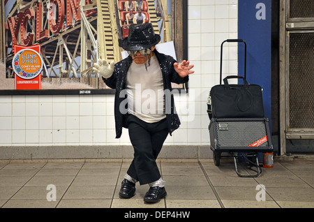 Alex, un peu personne Michael Jackson impersonator effectue à la 74e Street Station de métro à Queens, New York Banque D'Images