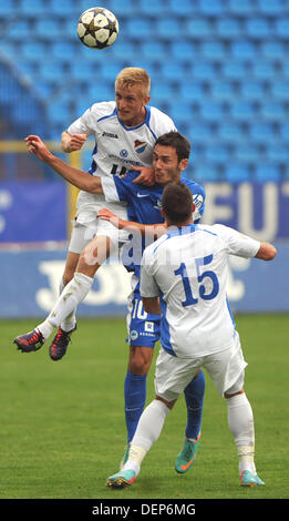 Ligue de football tchèque, 9e ronde : Banik Ostrava vs Slovan Liberec le 22 septembre 2013 à Ostrava, République tchèque. De gauche à droite : Jan Hable d'Ostrava Serhij Rybalka de Liberec et Antonin Fantis d'Ostrava. (Photo/CTK Jaroslav Ozana) Banque D'Images