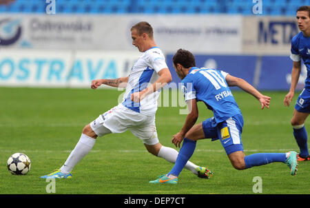 Ligue de football tchèque, 9e ronde : Banik Ostrava vs Slovan Liberec le 22 septembre 2013 à Ostrava, République tchèque. De gauche à droite : Lukas Droppa d'Ostrava et Serhij Rybalka de Liberec. (Photo/CTK Jaroslav Ozana) Banque D'Images