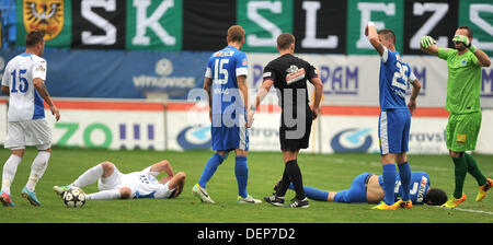 Ligue de football tchèque, 9e ronde : Banik Ostrava vs Slovan Liberec le 22 septembre 2013 à Ostrava, République tchèque. De gauche à droite : Jan Baranek d'Ostrava et Renato Kelic de Liberec se trouvent sur le terrain. (Photo/CTK Jaroslav Ozana) Banque D'Images