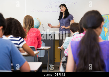 Parler de l'enseignant en classe Banque D'Images