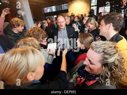 Berlin, Allemagne. 22 août, 2013. Le président fédéral du Parti Pirate Bernd Schloemer (C) parle après l'annonce des premiers résultats à l'emplacement de l'élection du Parti Pirate parti à Berlin, Allemagne, 22 septembre 2013. Photo : STEPHANIE PILICK/dpa/Alamy Live News Banque D'Images