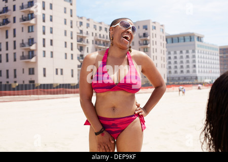 Woman laughing on beach Banque D'Images