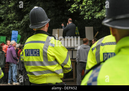 Balcombe, West Sussex, UK. 22 août, 2013. Simon Welsh parle à l'auditoire assemblé dans la protestation à son domaine approuvé 'Tapis à Balcombe 3' indépendante de la Cuadrilla site. . La fracturation anti écologistes protestent contre les forages d'essai par Cuadrilla sur le site de West Sussex qui pourraient mener à la processus de fracturation controversée. Crédit : David Burr/Alamy Live News Banque D'Images