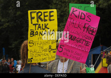 Balcombe, West Sussex, UK. 22 août, 2013. Téléphone mobile des fruits et légumes des affiches à 'Tapis à Balcombe 3' indépendante de la Cuadrilla site. . La fracturation anti écologistes protestent contre les forages d'essai par Cuadrilla sur le site de West Sussex qui pourraient mener à la processus de fracturation controversée. Crédit : David Burr/Alamy Live News Banque D'Images