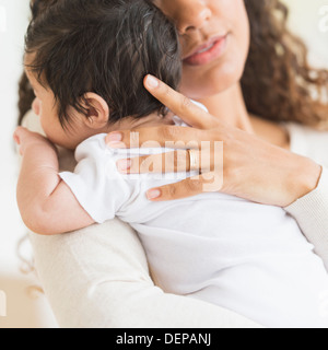 Hispanic mother holding fils infantile Banque D'Images