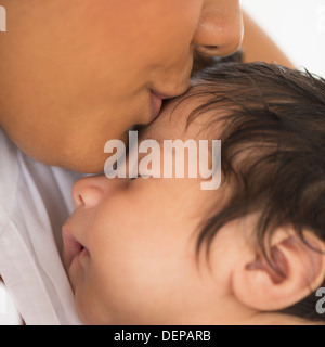 Hispanic Mère embrassant bébé