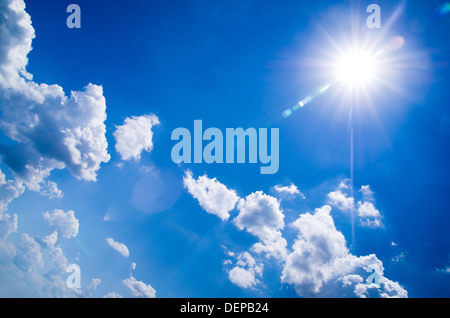 Les nuages blancs moelleux de truites arc-en-ciel dans le ciel bleu Banque D'Images