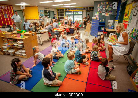 Les parents des élèves de la classe de maternelle inscrivez-vous sur le premier jour de l'école primaire de Laguna Niguel, CA. Banque D'Images