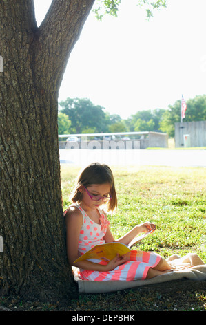 Young Girl reading in park Banque D'Images