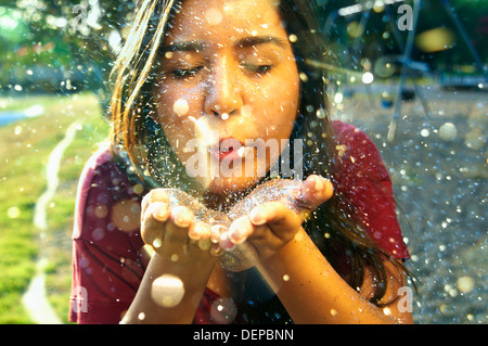 Hispanic teenage girl Playing with glitter outdoors Banque D'Images