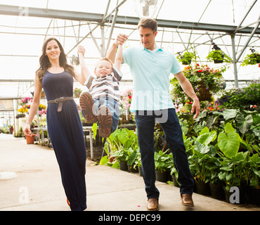 Caucasian family shopping in plant nursery Banque D'Images