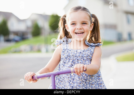 Caucasian girl playing outdoors Banque D'Images