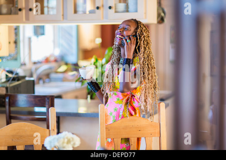 African American Woman talking on cell phone Banque D'Images