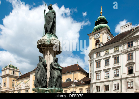 Wien, Österreich, Freyung, Schottenstift mit Schottenkirche, Rechts und der das sogenannte Schubladkastenhaus Austriabrunnen Banque D'Images