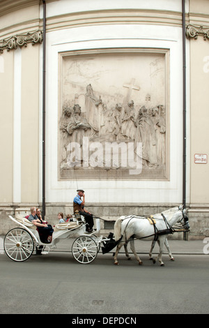 Wien, Österreich, je décharge des Karls Fiaker vor der Großen Ostseite der Peterskirche Banque D'Images