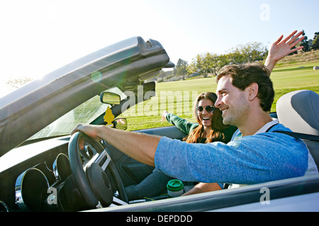 Couple driving in convertible Banque D'Images