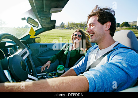 Couple driving in convertible Banque D'Images