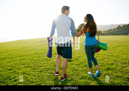 Couple walking together in park Banque D'Images