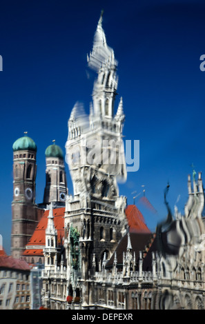 Portrait photographique par de vieux verre fenêtre donnant une image déformée du nouvel hôtel de ville (Neues Rathaus), à Munich, Allemagne Banque D'Images