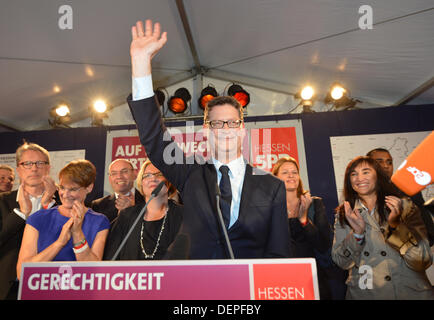 Wiesbaden, Allemagne. 22 août, 2013. Le premier candidat SPD de Hesse Thorsten Schaefer-Guembel (C) courbes à ses partisans après l'annonce des premiers résultats de l'élection d'état de Hesse à Wiesbaden, Allemagne, 22 septembre 2013. Photo : ARNE DEDERT/dpa/Alamy Live News Banque D'Images