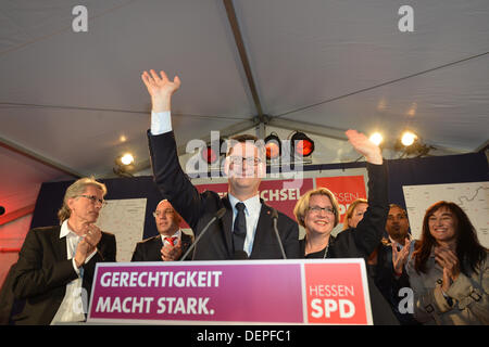 Wiesbaden, Allemagne. 22 août, 2013. Le premier candidat SPD de Hesse Thorsten Schaefer-Guembel (C) courbes à ses partisans après l'annonce des premiers résultats de l'élection d'état de Hesse à Wiesbaden, Allemagne, 22 septembre 2013. Photo : ARNE DEDERT/dpa/Alamy Live News Banque D'Images