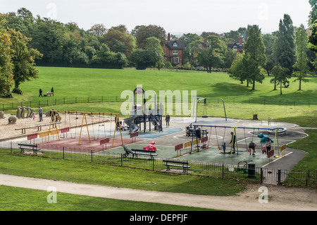 Une aire de jeux pour enfants / jeux avec les parents et les jeunes enfants bénéficiant d'une journée ensoleillée d'automne dans la région de Crystal Palace Park, London, England, UK. Banque D'Images