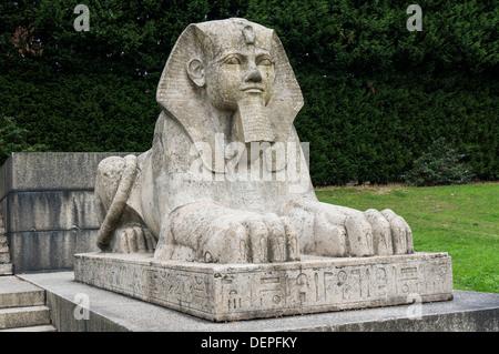 Sphinx en pierre statue, Crystal Palace Park, Londres, Angleterre. Banque D'Images