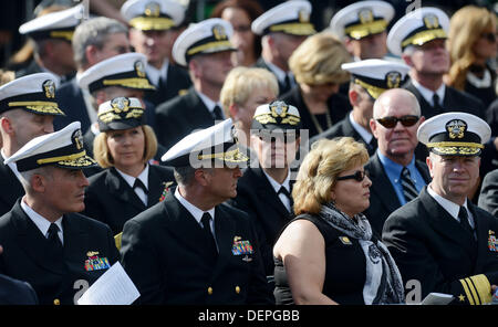 La marine assister à un mémorial pour les victimes de la Washington Navy Yard tir au Marine Barracks, le 22 septembre 2013 à Washington, D.C. United States le président Barack Obama et Première Dame Michelle Obama a également rendu visite à des familles des victimes. Crédit : Olivier Douliery / Piscine via CNP Banque D'Images