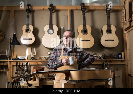 Luthier debout dans l'atelier, à l'écart Banque D'Images