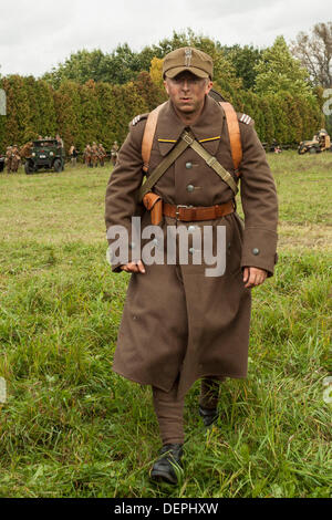 Lomianki, Pologne. 22 août, 2013. 22 Septembre, 2013. Soldat polonais pendant la bataille à Lomianki, Pologne - reconstitution historique : Travelfile Crédit/Alamy Live News Banque D'Images