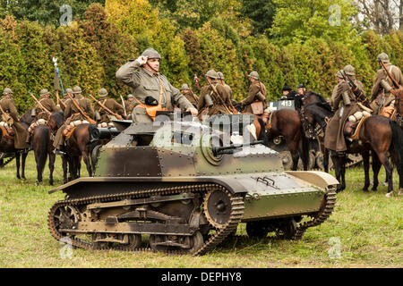 Lomianki, Pologne. 22 août, 2013. 22 Septembre, 2013. Chenillette Carden-loyd polonaise pendant la bataille à Lomianki, Pologne - reconstitution historique : Travelfile Crédit/Alamy Live News Banque D'Images