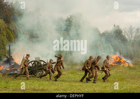 Lomianki, Pologne. 22 août, 2013. 22 Septembre, 2013. Pendant la bataille d'infanterie polonaise à Lomianki, Pologne - reconstitution historique : Travelfile Crédit/Alamy Live News Banque D'Images