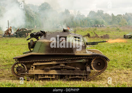 Lomianki, Pologne. 22 août, 2013. 22 Septembre, 2013. Chenillette Carden-loyd polonaise pendant la bataille à Lomianki, Pologne - reconstitution historique : Travelfile Crédit/Alamy Live News Banque D'Images