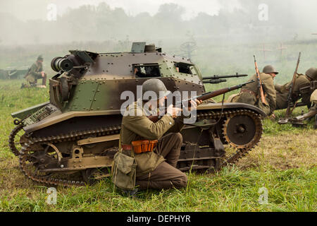 Lomianki, Pologne. 22 août, 2013. 22 Septembre, 2013. Chenillette Carden-loyd polonaise pendant la bataille à Lomianki, Pologne - reconstitution historique : Travelfile Crédit/Alamy Live News Banque D'Images